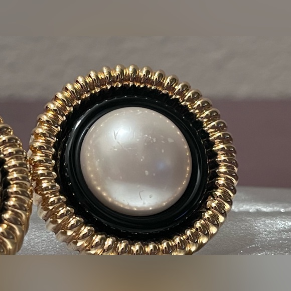 Oversized round faux Pearl earrings with black enamel and ribbed texture detail - Picture 5 of 10